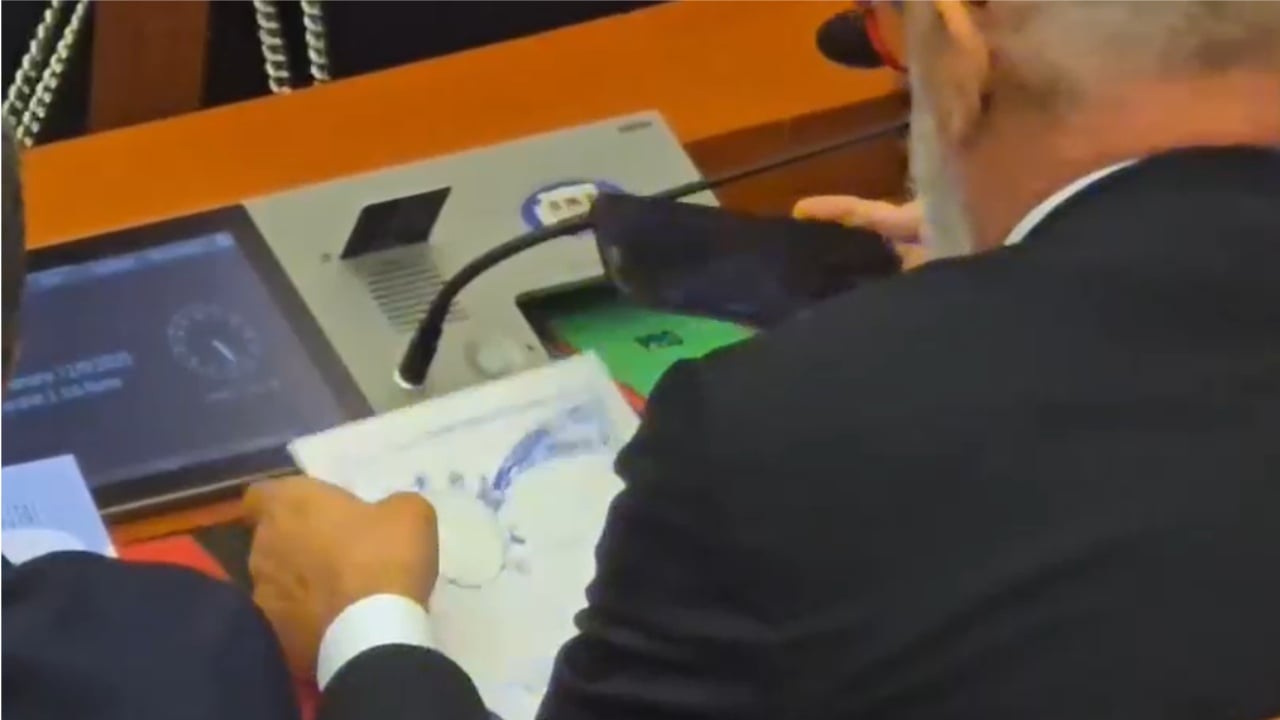 Videolajm/ Zgjedhja e kryetarit të Kuvendit, Rama pikturon mbi librin e Etikës së Deputetit