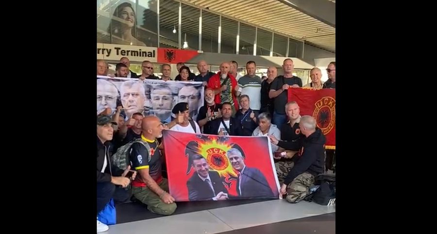 Vijojnë protestat në Hagë, mbështetësit e Hashim Thaçit kthehen me entuziazëm dhe këngë