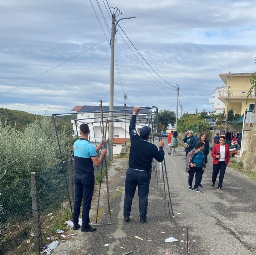 Vijon aksioni i lirimit të hapësirave publike në Llixha, Bashkia Elbasan në kujdes të konsumatorëve dhe ambientit