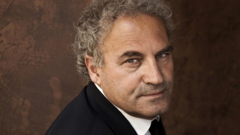 Visar Zhiti: Me fustanellat e bardha, Faik Konica dhe im atë, siç e mbante edhe Naimi…