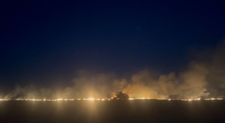 Vjeshta nuk shuan flakët/ Zjarr i madh raportohet në Poro të Vlorës, situata paraqitet…