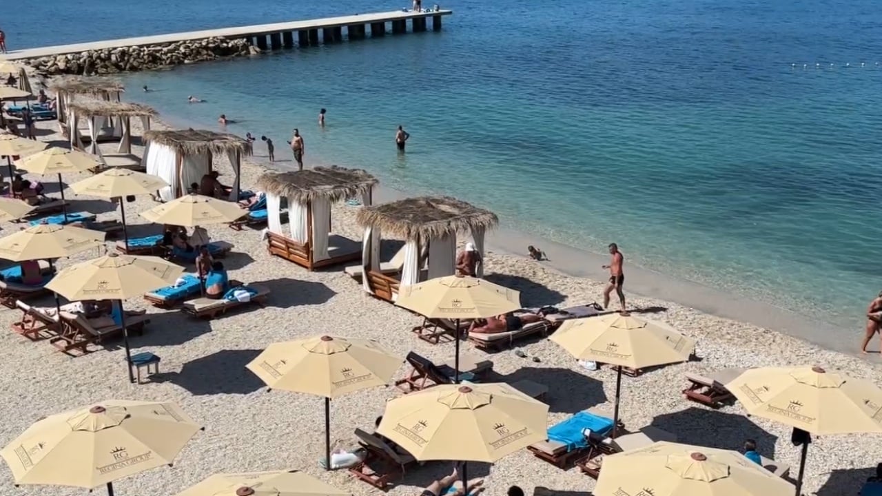 Vlora më e bukur në vjeshtë/ Plazhet dhe hotelet plot me pushues: Është më mirë, çmimet u ulën