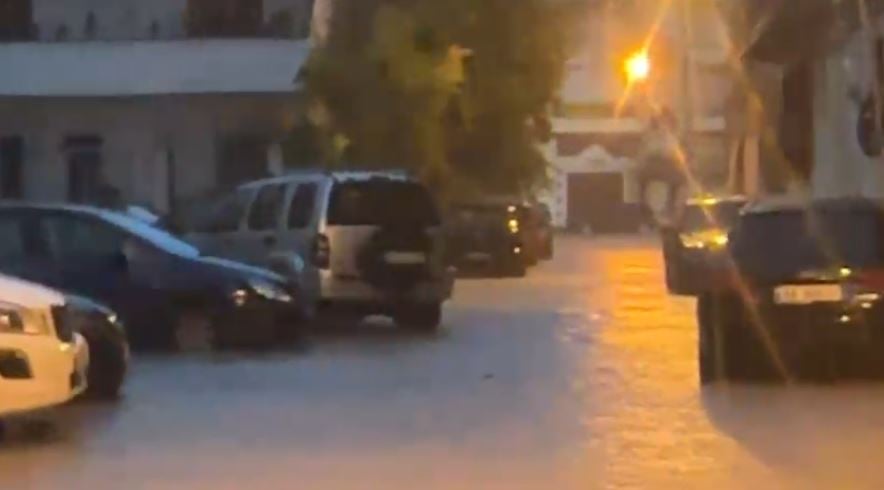 Vlora përfshihet nga reshje të dendura shiu, përmbyten disa lagje