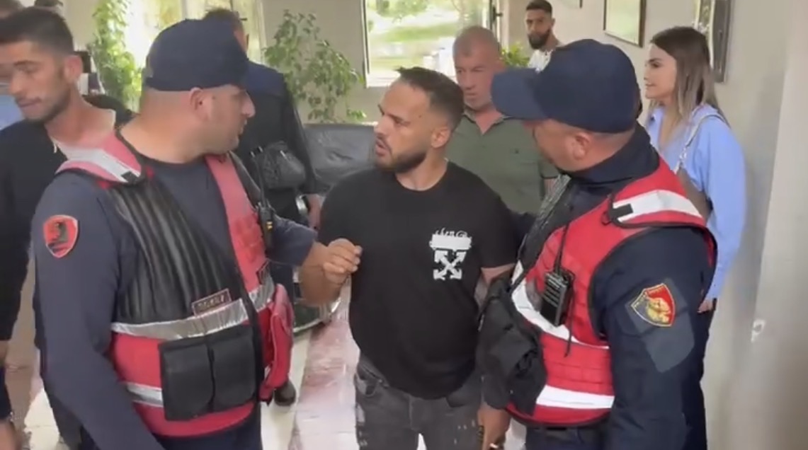 Vlorë – Procedohet penalisht 27-vjeçari që ndërpreu mbledhjen e Këshillit Bashkiak