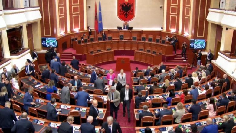 Votimi për ndryshimet e rregullores së Kuvendit, opozita braktis seancën plenare/ Mazhoranca e kalon me 79 vota pro