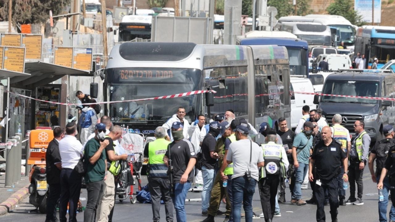 Vranë 6 në një stacion autobusi në Jeruzalem, ushtria izraelite lajmëron se do shkatërrojë shtëpitë e autorëve