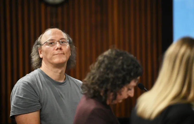 Vrau dhe varrosi prindërit e tij në oborrin e shtëpisë/ E zbulon ngjarjen në intervistë televizive