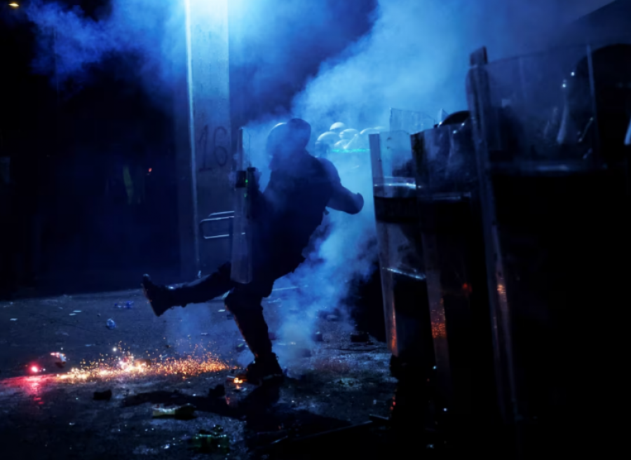 ‘Vuçiç largohu’, mijëra protestues antiqeveritarë përleshen me policinë në Novi Sad. Hidhen granata dhe gaz lotsjellës për të shpërndarë turmën