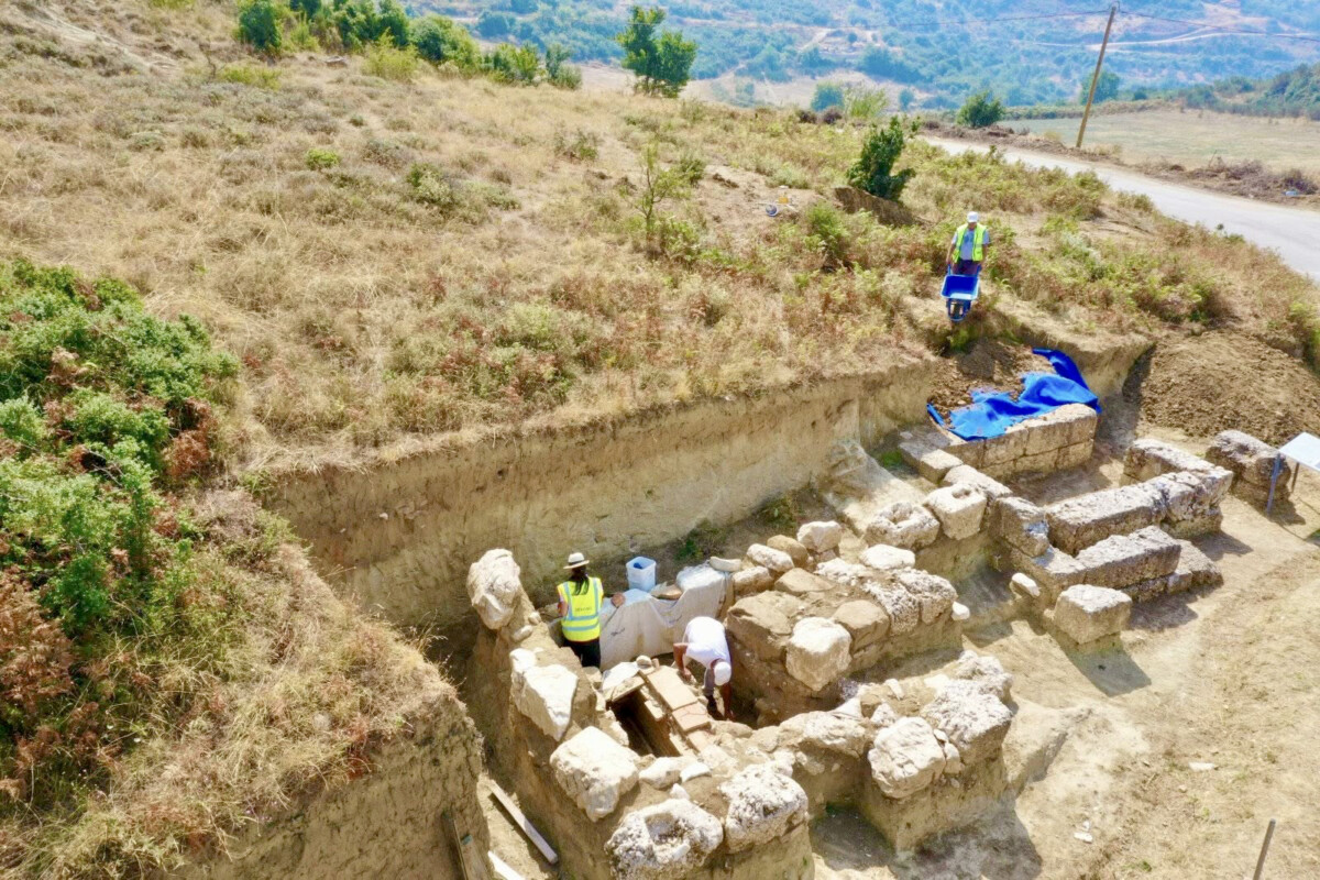 Zbulohet muri rrethues i qytetit të poshtëm të Amantias, mendohet se është ndërtuar në shek. III para Krishtit