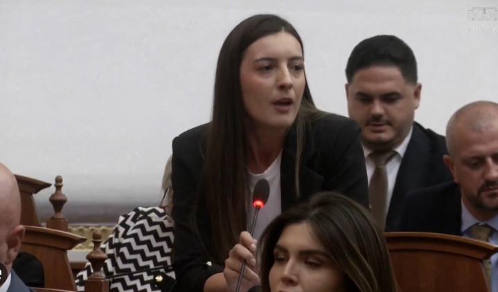 Zegjine Çaushi mban fjalën e parë në Kuvend, i drejtohet opozitës: Si Gazi do përfundoni dhe ju!