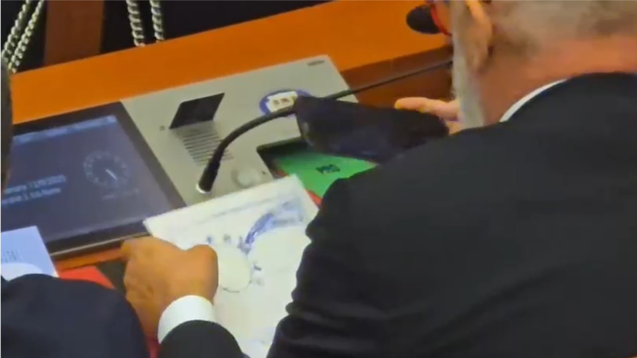 Zgjedhja e kryetarit të Kuvendit, Rama pikturon mbi librin e Etikës së Deputetit