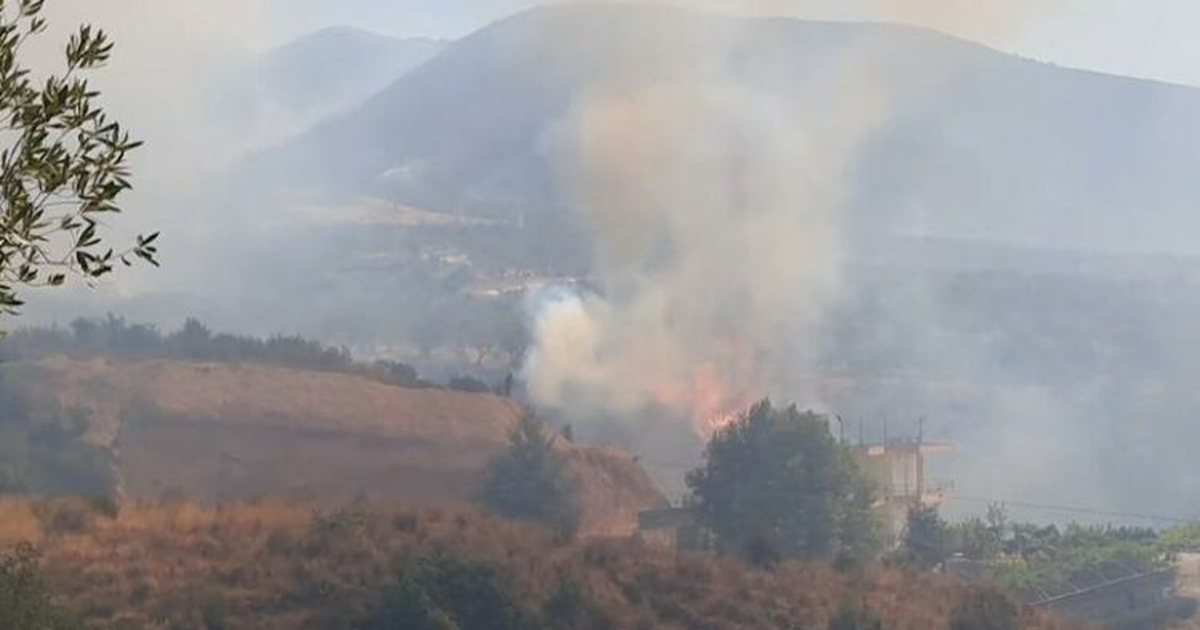 Zjarri në fshatin Bulçar të Gramshit, 2 helikopterë ndërhyjnë për shuarjen