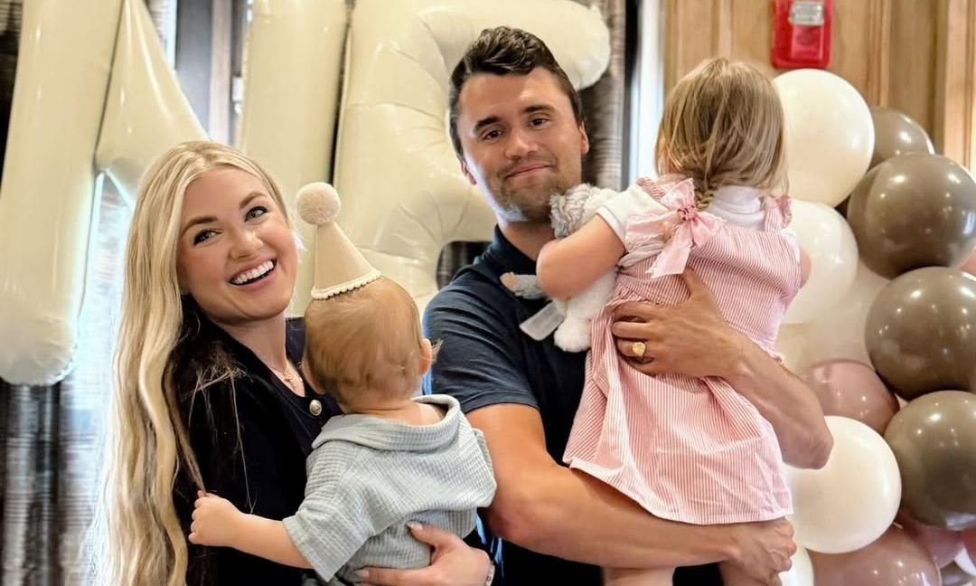 “Zoti është forca jonë”, Erika Frantzve pa momentin tragjik kur u qëllua për vdekje bashkëshorti i saj, Charlie Kirk