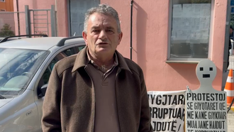 10 vite që endet gjyqeve për një dyqan, qytetari nga Bulqiza proteston para SPAK (VIDEO)