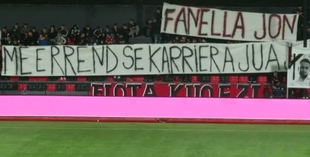 3 pikë në 9 javë me 0 fitore, mesazhi i tifozëve të Flamurtarit në ndeshjen me Vllazninë