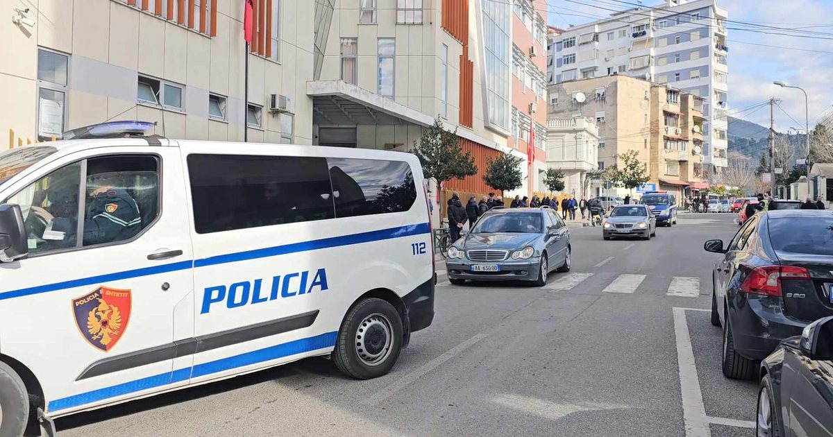 31-vjeçari me armë i iku “Shqiponjave”, përplas 7 makina dhe 1 motor, lëndohen polici dhe gruaja e tij