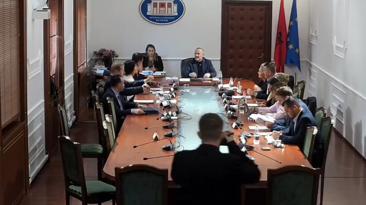 5 vota pro dhe 9 kundër/ Rrëzohet kërkesa e opozitës për shkarkimin e Presidentit Begaj