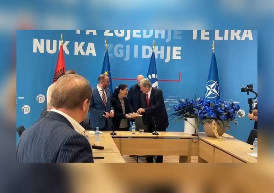 ‘81 vjeç sot’/ Berisha feston ditëlindjen mes deputetëve të PD: Sekreti im është puna dhe vetëm puna