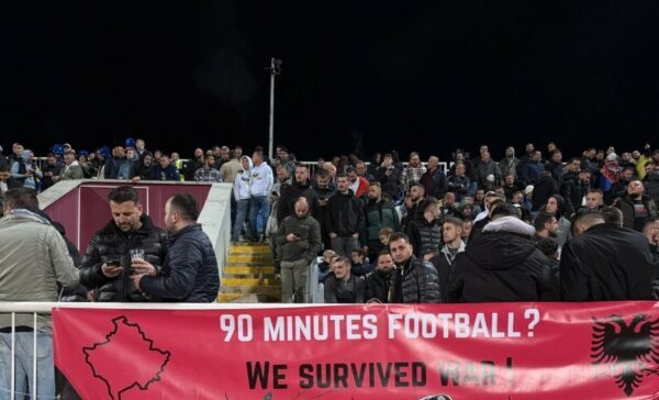 90 minuta futboll? Banderola që po ”tërbon” serbët