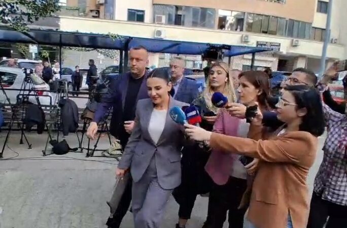 A do ta jepni dorëheqjen apo do përballeni me drejtësinë me mandat? Balluku futet në SPAK, shtyn gazetarët (Video)