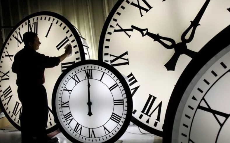 A do të ndryshojë ora këtë muaj? Ja cfarë na pret dhe si duhet të përgaditemi