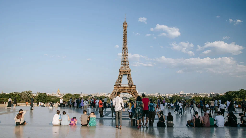 A do të shembet vërtet Kulla Eifel vitin e ardhshëm? E vërteta pas pretendimeve virale