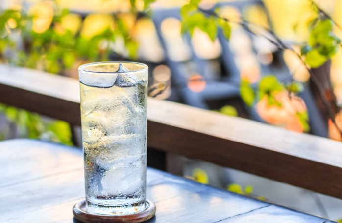 A mundet uji i gazuar të shkaktojë gurë në veshka?