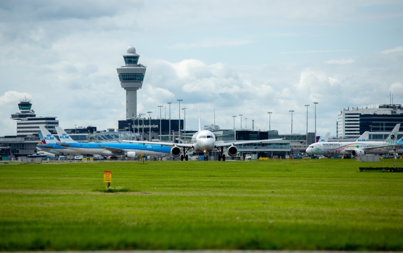 Aeroporti i Amsterdamit anulon dhjetëra fluturime për shkak të stuhisë