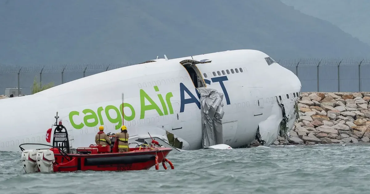 Aksident i rëndë ajror në Hong Kong/ Avioni del nga pista dhe përfundon në det, dy të vdekur (PAMJE)