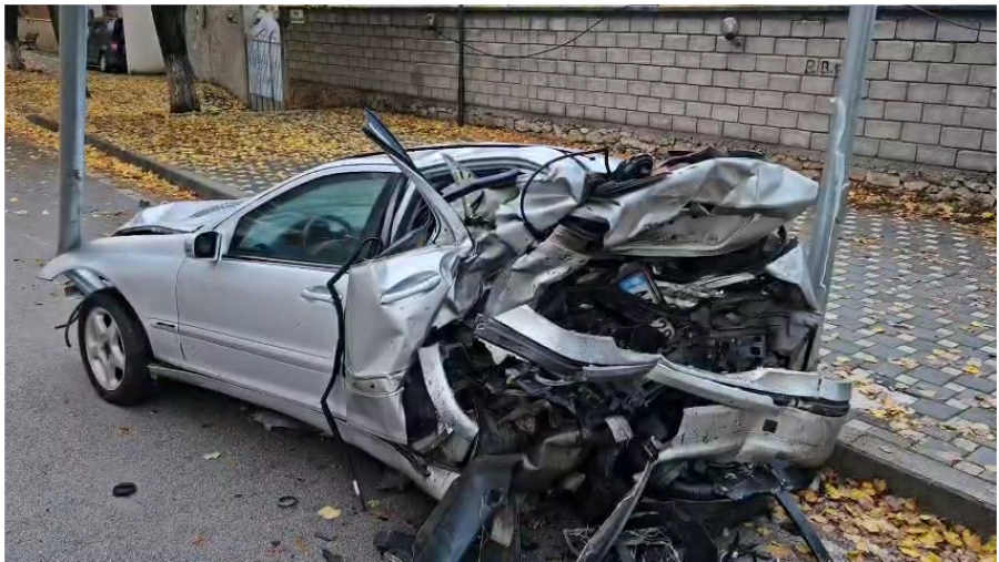 Aksident i rëndë gjatë natës në Kukës, gjendet makinë e sharruar në gjysmë. Autori largohet nga vendngjarja