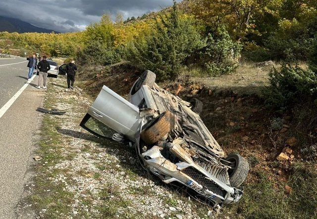 Aksident i rëndë në aksin Bulqizë-Peshkopi/ Makina humb kontrollin dhe përfundon përmbys në anë të rrugës (Detaje)