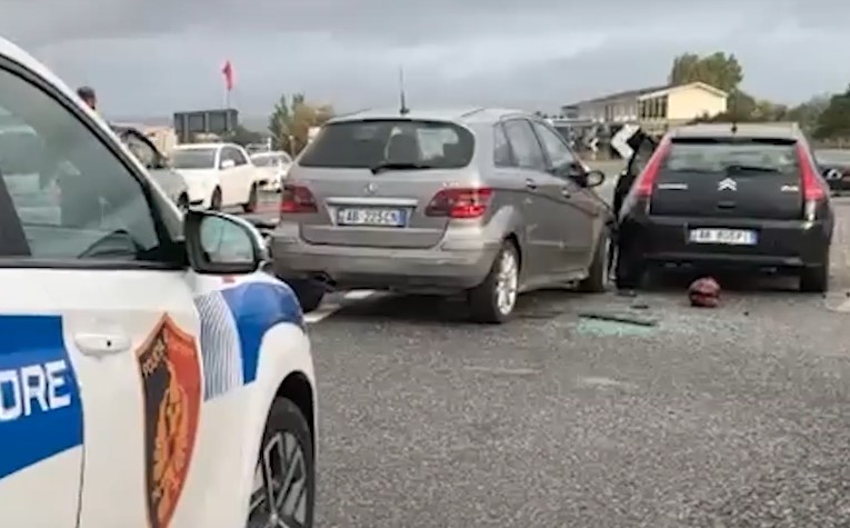 Aksident i trefishtë në aksin Lezhë-Milot, përplasen dy automjete dhe një motor