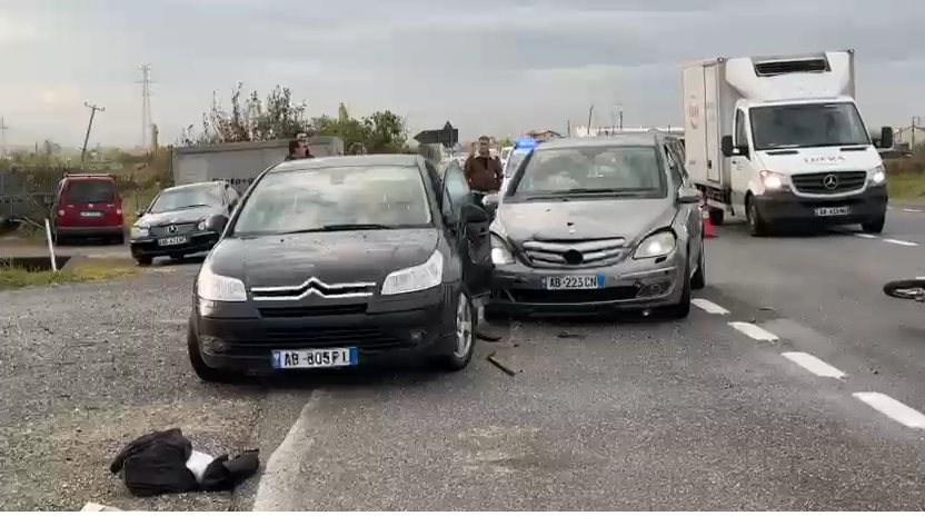 Aksident i trefishtë në Lezhë-Laç, plagoset rëndë motoristi