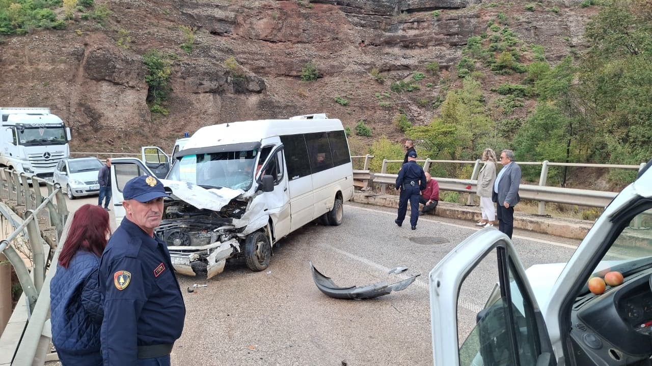 Aksident në aksin Elbasan-Përrenjas, automjetet përplasen ‘kokë më kokë’ me njëra-tjetrën, plagosen shoferët