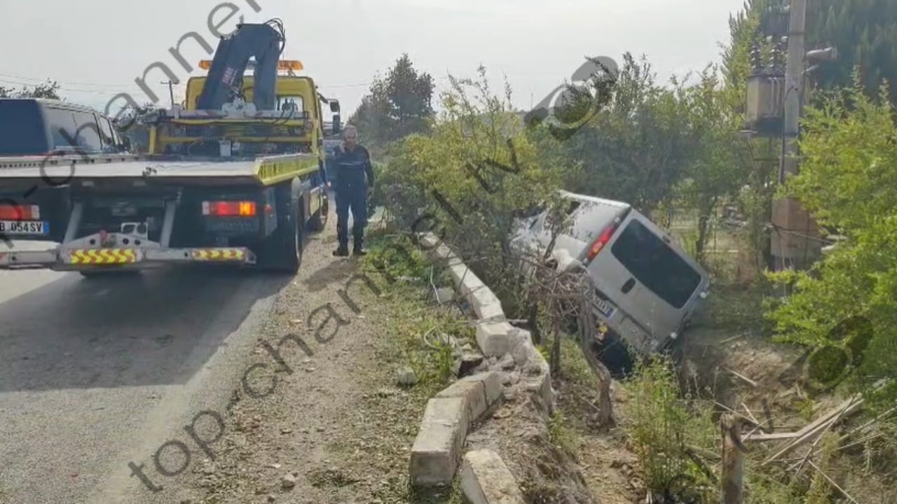 Aksident në aksin Lushnjë-Berat/ Furgoni me turistë del nga rruga dhe përfundon në kanal, 4 të plagosur