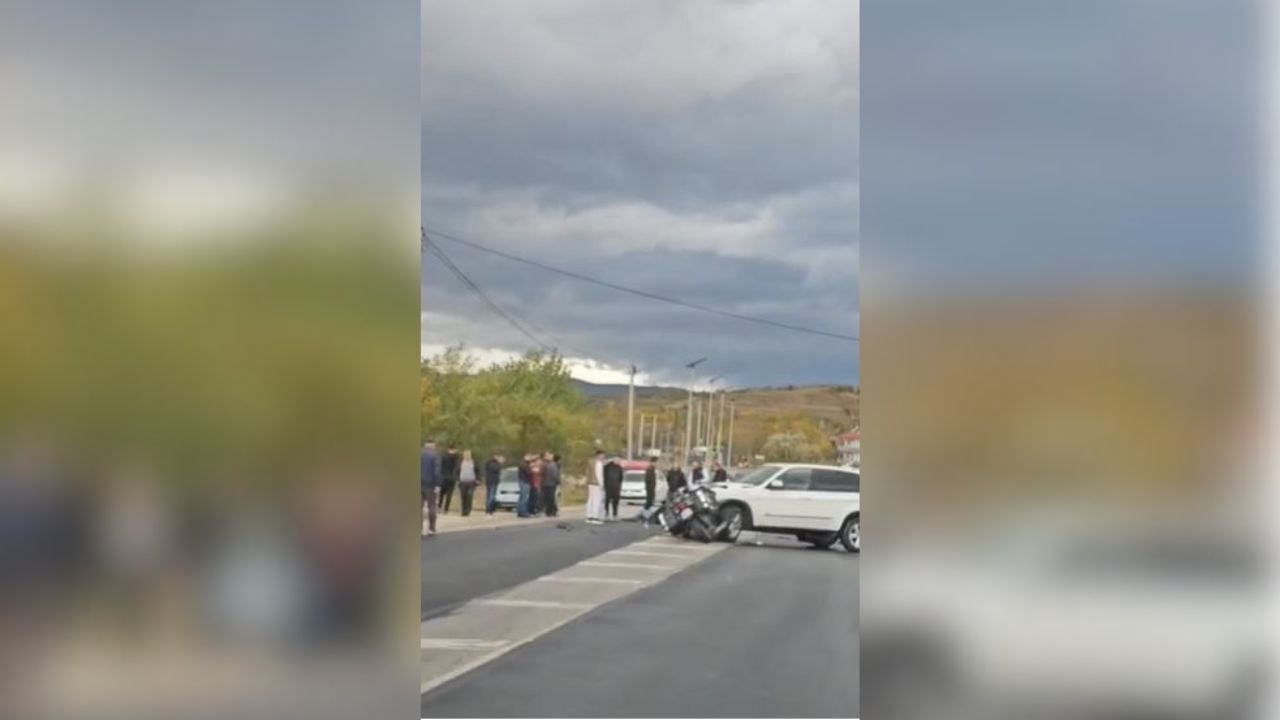 Aksident në Çërravë të Pogradecit, makina përplas motorin me targa të huaja, plagoset drejtuesi i motomjetit