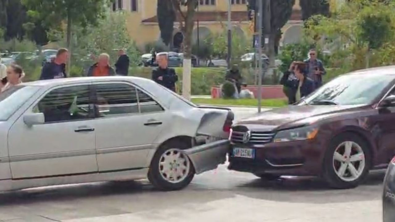 Aksident në Fier/ Këmbësorja përplaset nga një automjet, e plagosura transportohet me urgjencë në spital