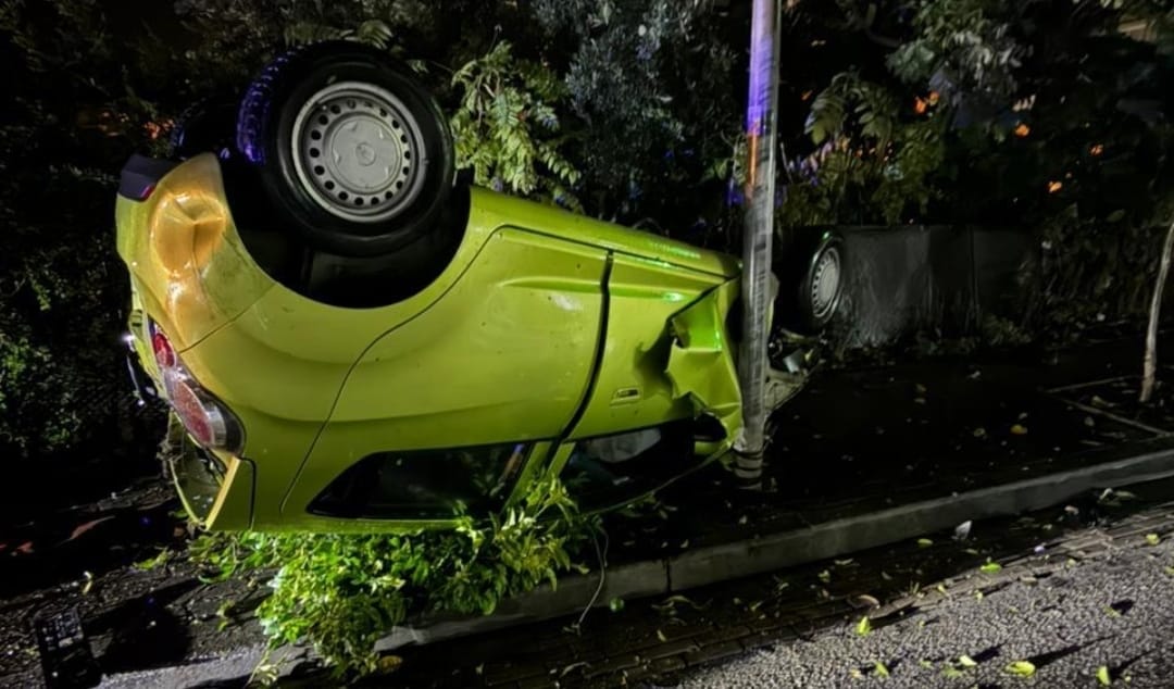 Aksident pas mesnate, përmbyset automjeti – arrestohet drejtuesi 18-vjeçar