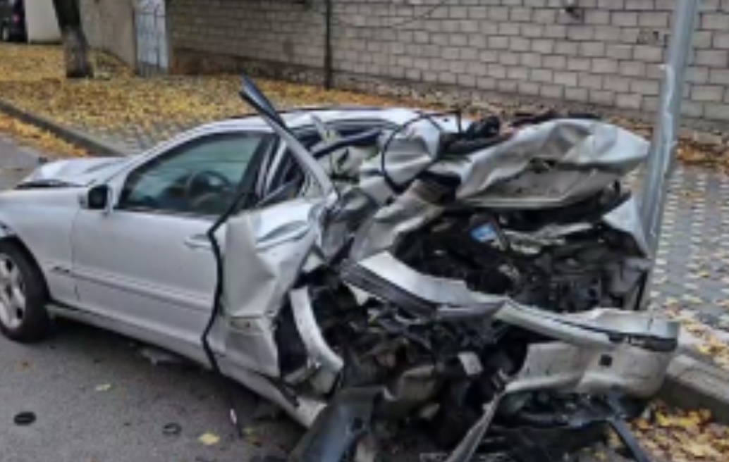 Aksidenti i rëndë në Kukës/ Makina e sharruar në gjysmë, autori largohet nga vendngjarja