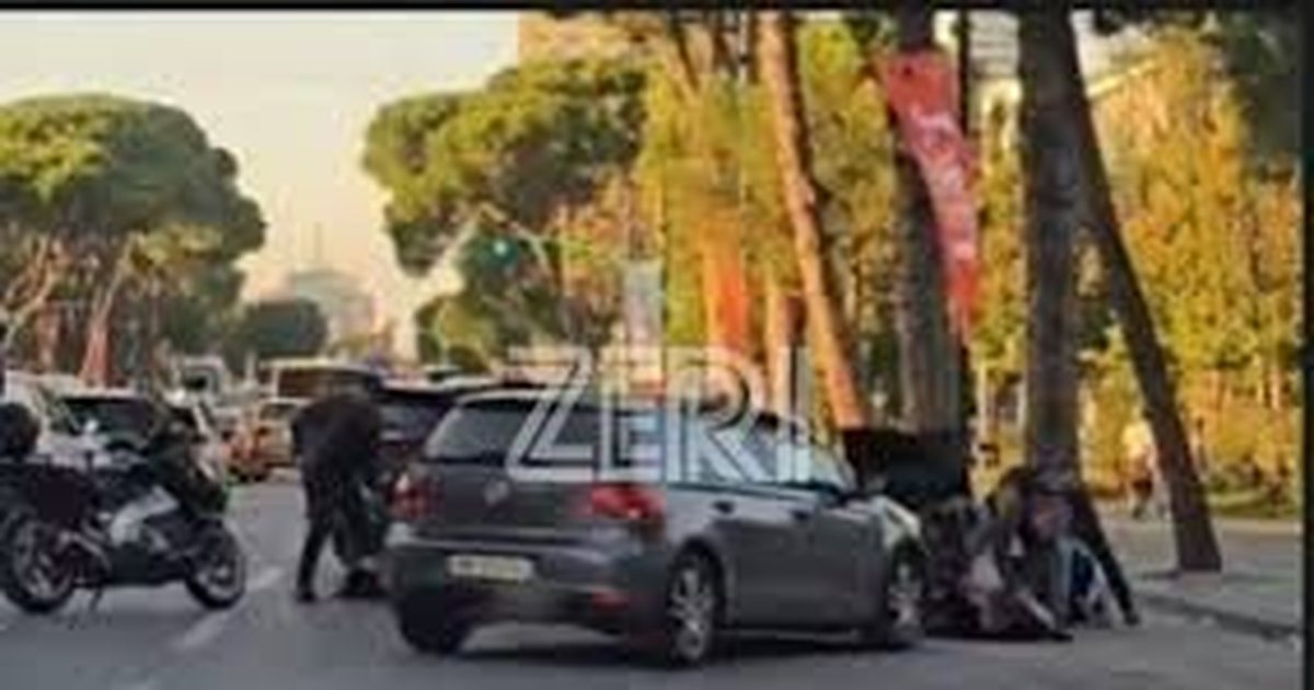 Aksion ‘blic’ në Tiranë! Ndalohet në mes të bulevardit “Audi” me targa angleze, civilët arrestojnë 3 persona