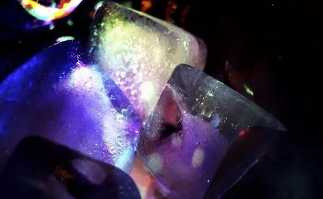 Akulli që sfidon logjikën: Ngurtësohet në temperaturë dhome!