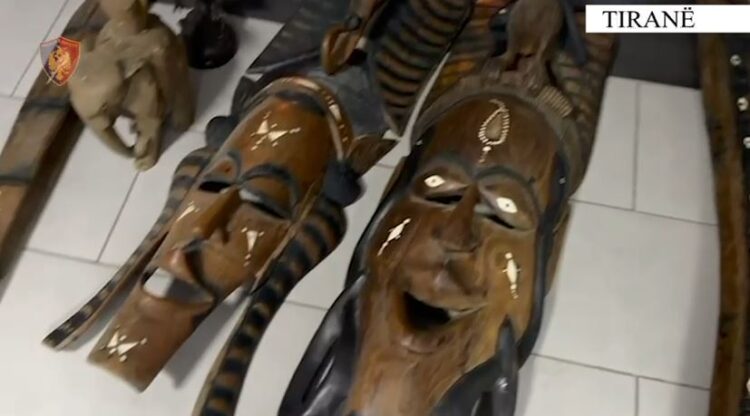 Akuzohen se trafikonin vepra arti të vjedhura në Europë, arrestohen babë e bir në Kamëz (EMRAT)