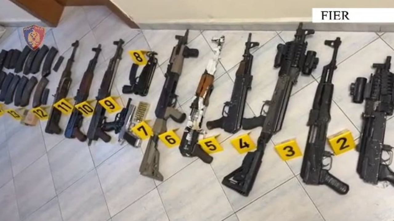 Akuzohet se ktheu banesën në bazë armësh, mbërrin në Gjykatën e Fierit 38-vjeçari