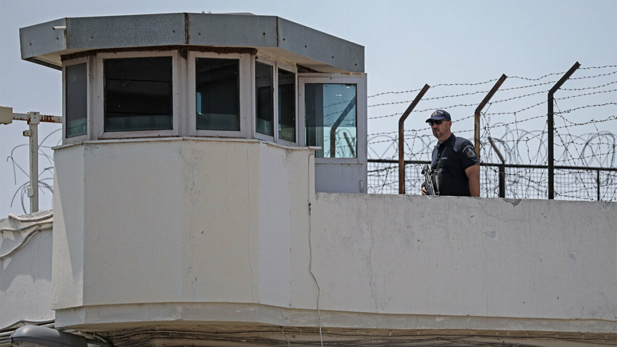 Alarm i brendshëm në burg/ Armë dhe plumba pranë qelisë së liderit të organizatës kriminale