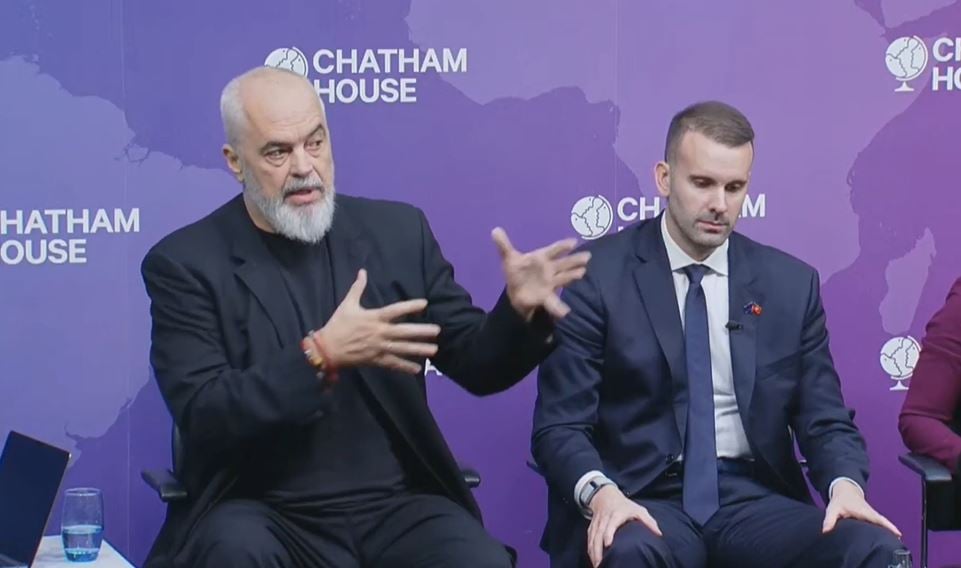 “Ambasadori ynë ka ardhur me skaf dhe është ambasador”, Rama nga Londra mesazh ‘thumbues’: Mbylleni atë dreq goje për shqiptarët