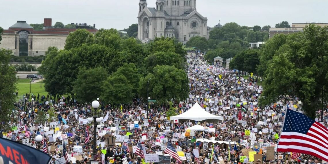 Amerikanët protestë ndaj politikave të Trump, tubimit i bashkohet Robert de Niro