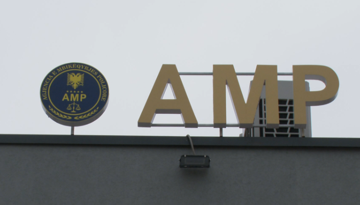 AMP arreston në flagrancë efektivin e policisë, përplasi një makinë në gjendje të dehur