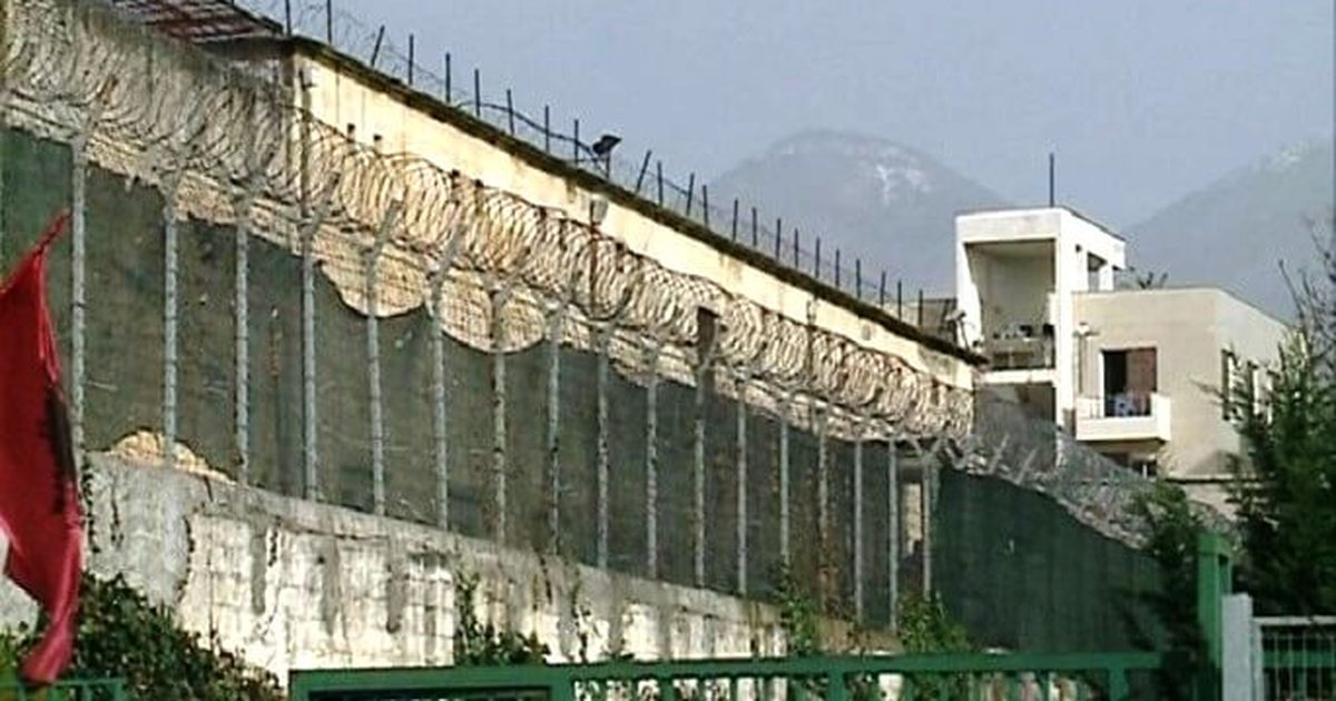 Anëtari i ‘Babagjyshëve’ bashkë me mikun e tij tentuan të arratisen me çarçaf, 3 efektivët e burgut ‘313’, në gjyq