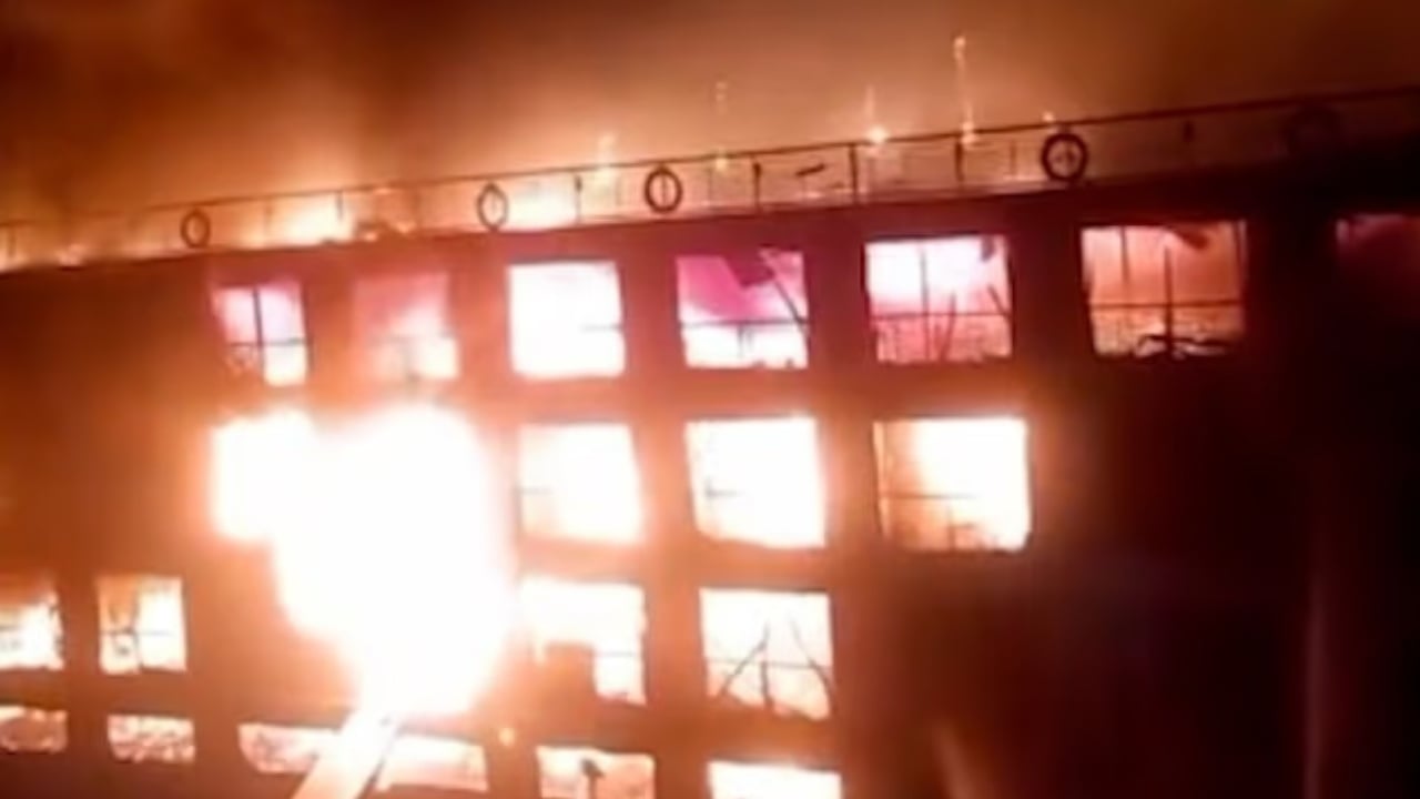 Anija turistike shpërthen në flakë, evakuohen mbi 200 pushues në lumin Nil