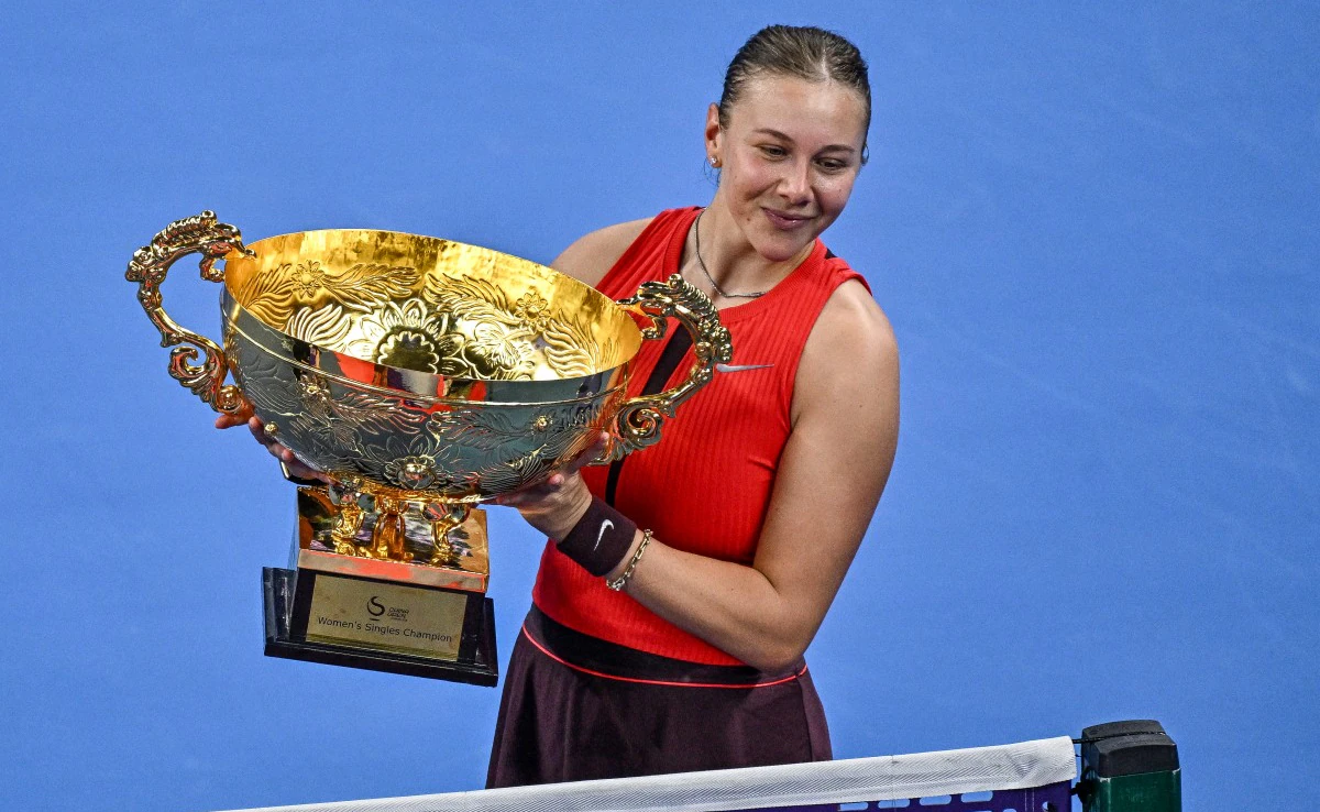 Anisimova triumfon në turneun Masters të Shangai, Sinner tërhiqet i dëmtuar